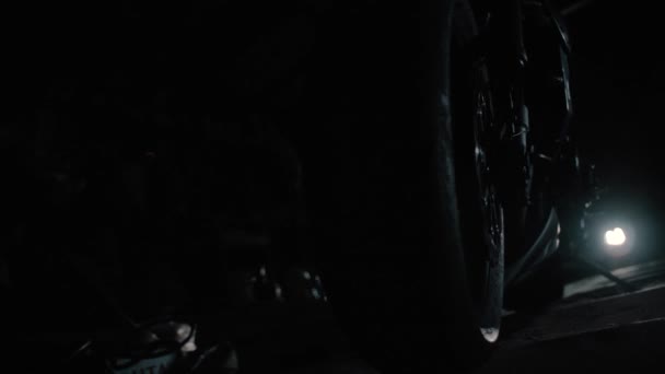 noir moto silhouette ghostbike dans le garage 