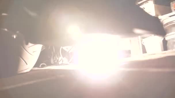 Сварка черного мотоцикла в гараже ночью с искрами 3 — стоковое видео