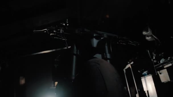Schwarzes Motorrad nachts in der Garage 1 — Stockvideo