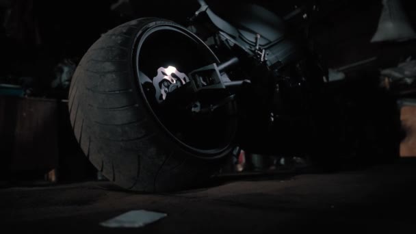 Moto noire avec grande roue dans le garage la nuit ghostbike — Video