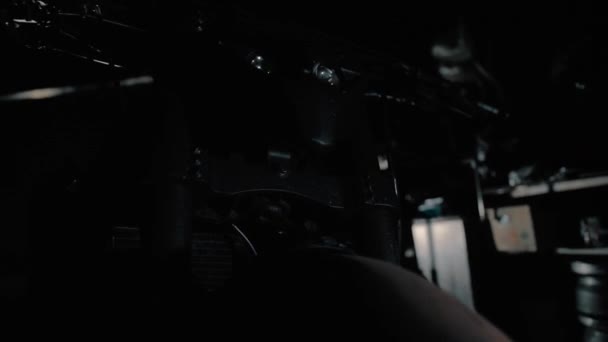 Cara de miedo de una motocicleta negra en un garaje por la noche — Vídeos de Stock
