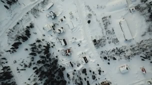 Vuelo hacia y desde casas en el bosque — Vídeos de Stock