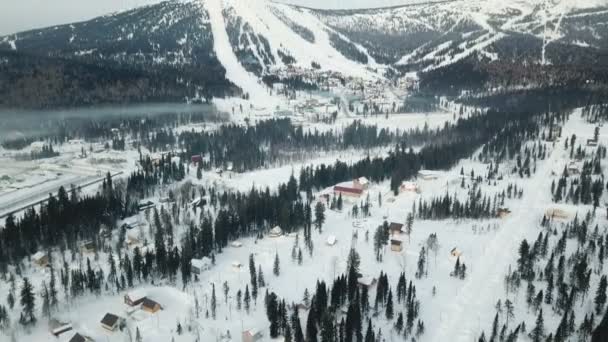 Fåglar ögonutsikt över bergen — Stockvideo