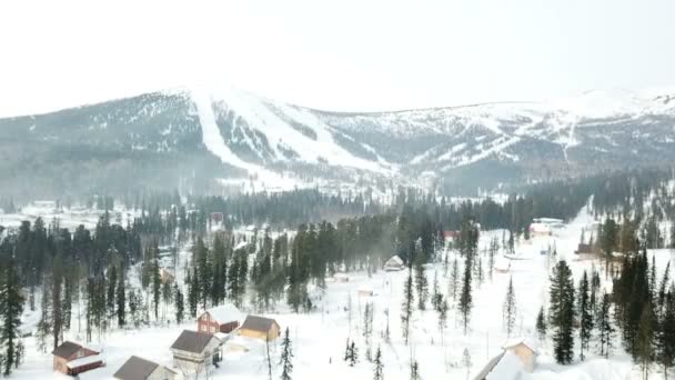 Vluchtzicht op het skigebied — Stockvideo