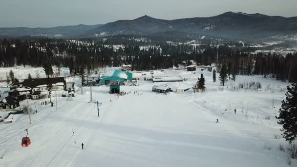 Люди скользят на лыжах и сноубордах по горам 2 — стоковое видео