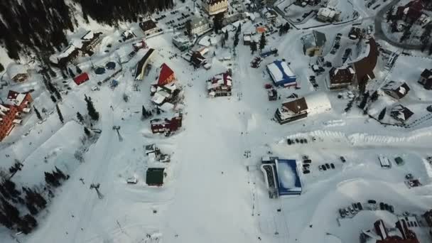 Survoler les bâtiments dans les montagnes — Video