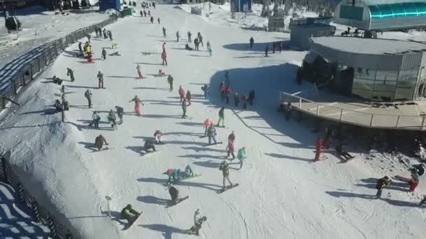 在高山上滑雪者和滑雪者的顶上 — 图库视频影像