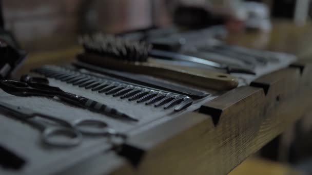 Herramientas de peluquería en la mesa de madera — Vídeos de Stock