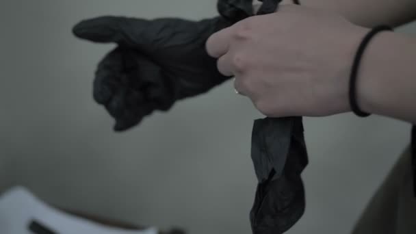 Dziewczyna fryzjer ubrania czarne rękawiczki — Wideo stockowe