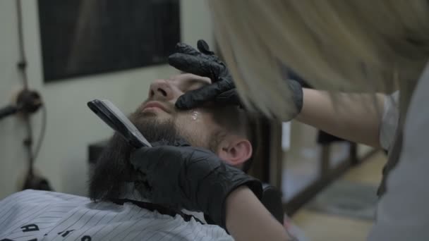 Meisje kapper scheert met een gevaarlijk scheermes — Stockvideo