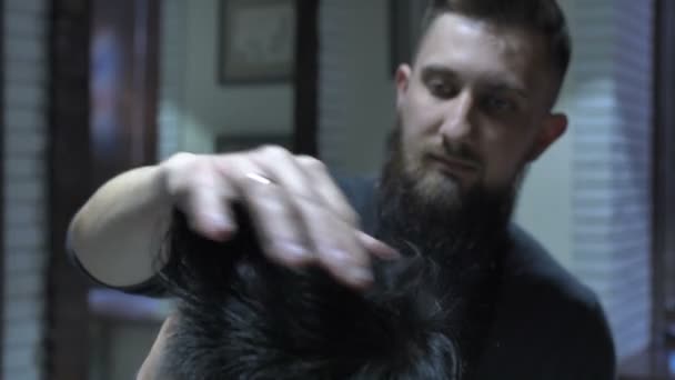 Friseur stylt einen Mann — Stockvideo