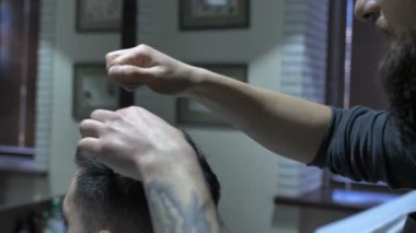 Berber bir Man5 'in stilini yapıyor.