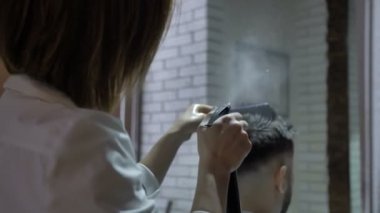 Berber kız şık bir saç kesimi yapıyor.