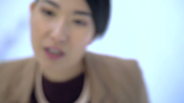 Корейська дівчина дивиться в камеру близько до 1-1 — стокове відео