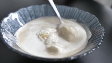 Kaşık dondurmayla karıştırılır.