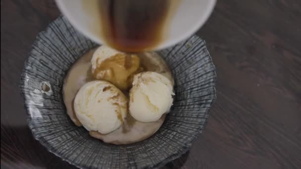 In the ice cream pour coffee — Stock Video