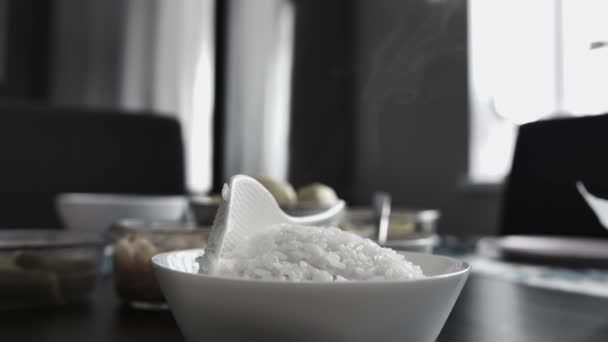 Білий рис в тарілці і парі — стокове відео