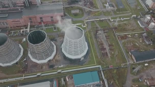 Охолоджуючі вежі вигляд з повітря, промислова зона 04 — стокове відео