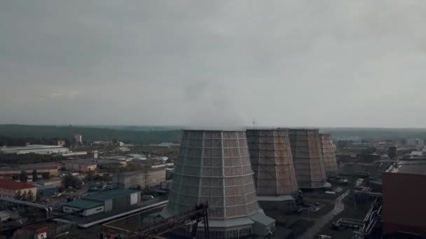 Охлаждающие башни вид с воздуха, промышленная зона 09 — стоковое видео