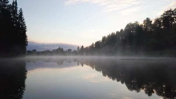 Vuelo sobre el lago con niebla — Vídeo de stock