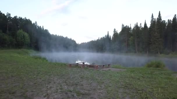 Lot nad jeziorem z mgłą — Wideo stockowe