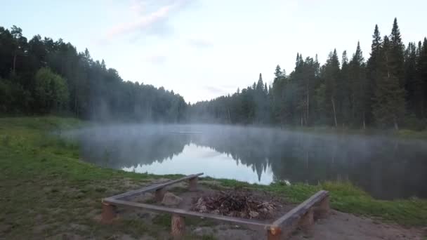 Vuelo sobre el lago con niebla 5 — Vídeo de stock