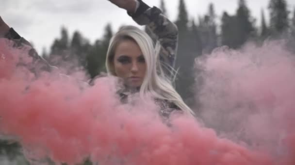 Jovem menina bonita com bombas de fumo3 — Vídeo de Stock