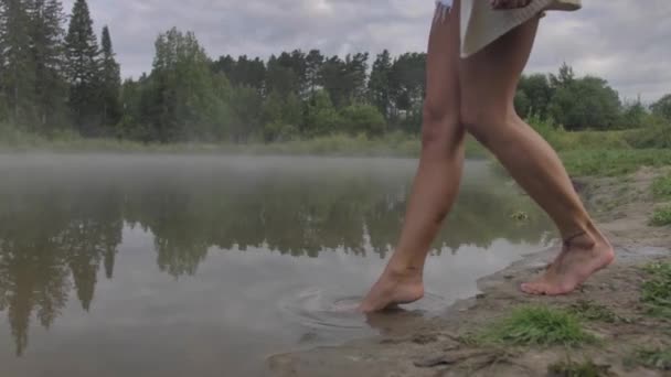 Νεαρή όμορφη κοπέλα μπαίνει στο νερό — Αρχείο Βίντεο