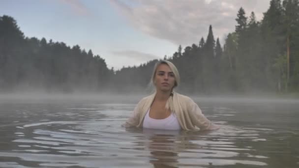 Schönes Mädchen an der Brust im See — Stockvideo