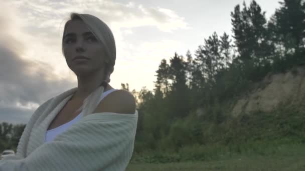 Fille aux cheveux blonds dans la forêt — Video