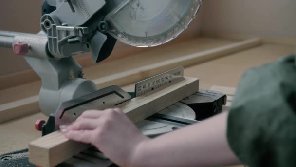 Fille dans un atelier sciage de matériaux en bois — Video