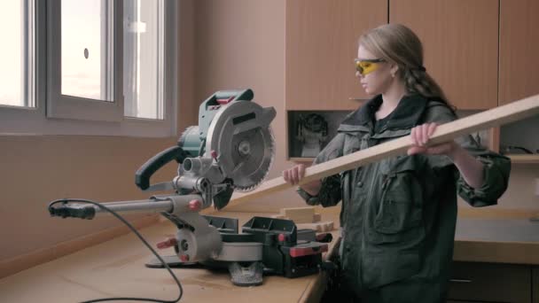 Menina em uma oficina serrar materiais de madeira — Vídeo de Stock