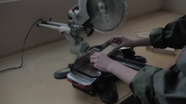 Fille dans un atelier sciage de matériaux en bois — Video