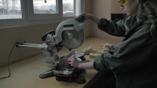 Fille dans un atelier sciage de matériaux en bois — Video