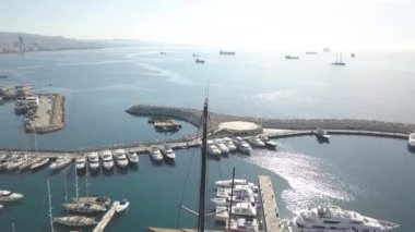 Yat direğinin görüntüsü ve eksen etrafında rotasyon Limasol, Kıbrıs 2019 manzaralı