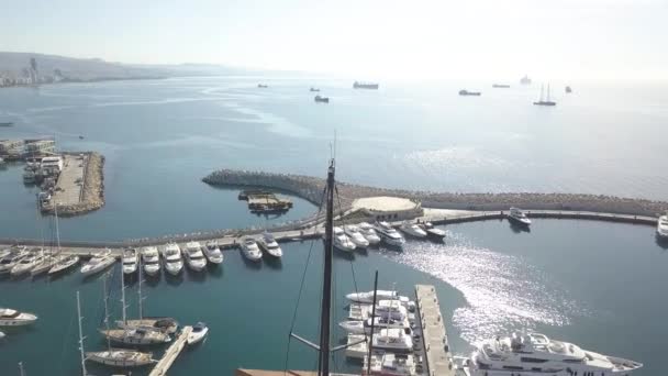 Yat direğinin görüntüsü ve eksen etrafında rotasyon Limasol, Kıbrıs 2019 manzaralı — Stok video