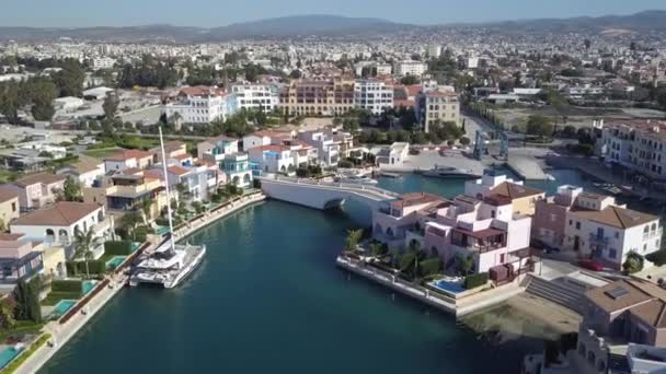 Flygfoto över de nya husen i marinan, Limassol, Cypern 2019 — Stockvideo