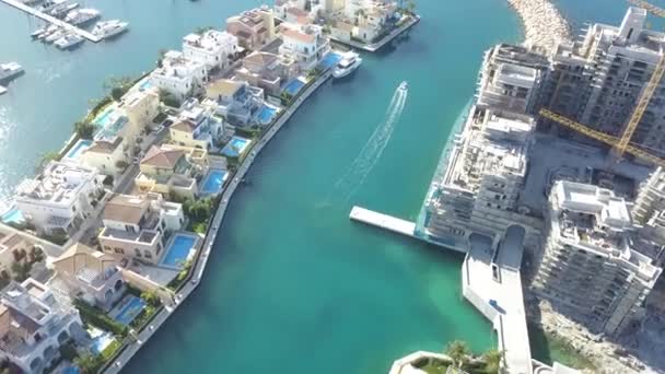 Вид с воздуха на маленькую моторную лодку и чистое синее море, Лимассол, Кипр — стоковое видео