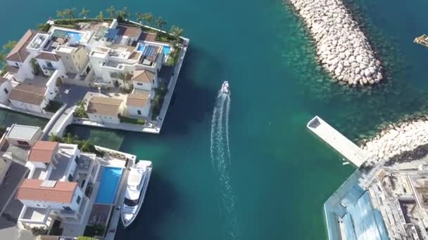 Vista aérea do pequeno barco a motor e mar azul claro, Limassol, Chipre — Vídeo de Stock