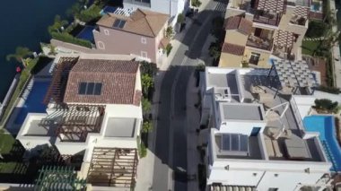 Limasol, Kıbrıs 2019 'daki yeni evlerin havadan görünüşü