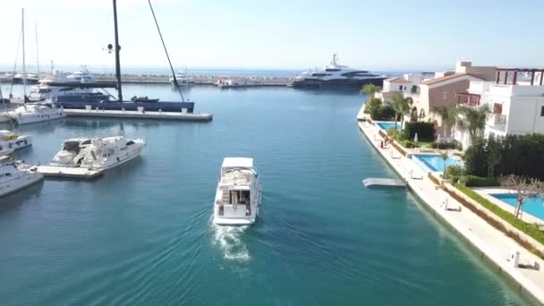 LIMASSOL, CHYPRE - 4 mai 2019 : Vue aérienne du bateau à moteur et de la mer bleu clair, Limassol, Chypre — Video