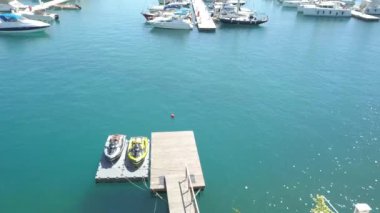 Mavi deniz, iki su bisikleti, açık hava, Limasol Marina, Kıbrıs