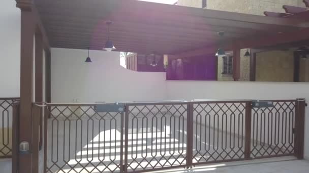 Vista del garaje de una villa, Limassol, Chipre — Vídeo de stock