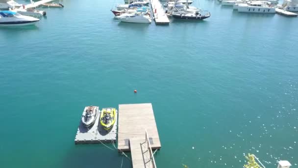Błękitne morze, dwa rowery wodne, czysta pogoda, Limassol Marina, Cypr — Wideo stockowe