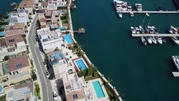 Flygfoto över de nya husen i marinan, Limassol, Cypern — Stockvideo