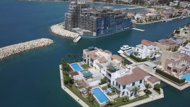 Vista aérea de la nueva villa en marina, Limassol, Chipre 2019 — Vídeos de Stock