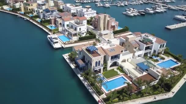 Veduta aerea della nuova villa a marina, Limassol, Cipro 2019 — Video Stock