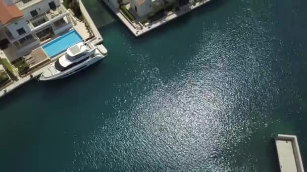 Ovanifrån av den nya lyxvillan i marinan, Limassol, Cypern — Stockvideo