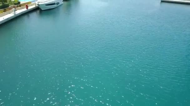 Vue de dessus de la nouvelle villa de luxe dans la marina, Limassol, Chypre — Video