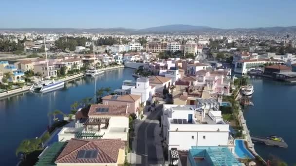 Uitzicht op limassol jachthaven camerabeweging te weigeren en drone piloot, Cyprus — Stockvideo
